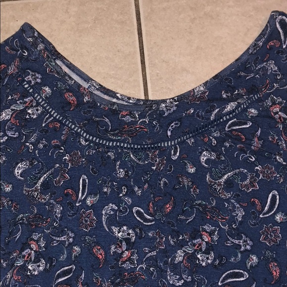 Cute tops with holes in sleeves and lace at bottom - Picture 2 of 3